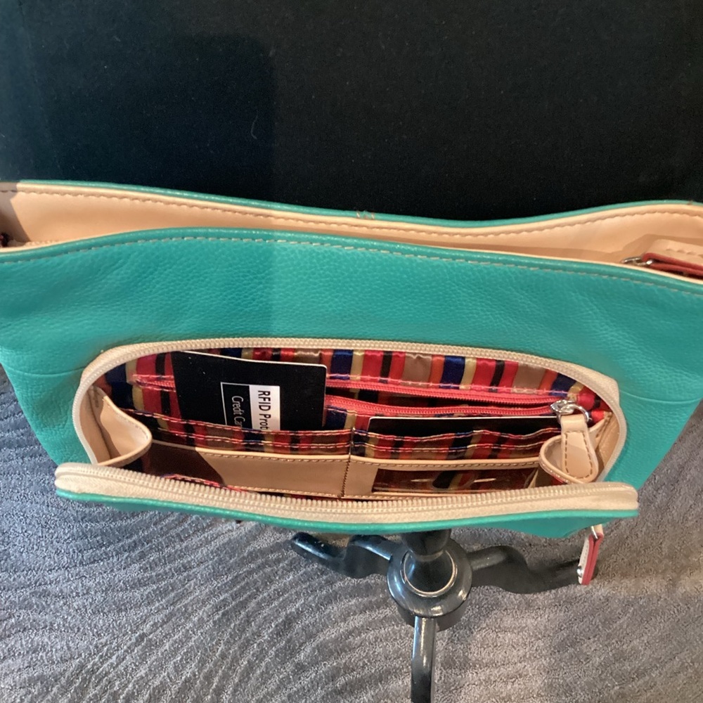 Tignanello Crossbody leather bag with card slots and zippered compartments. - Picture 7 of 14